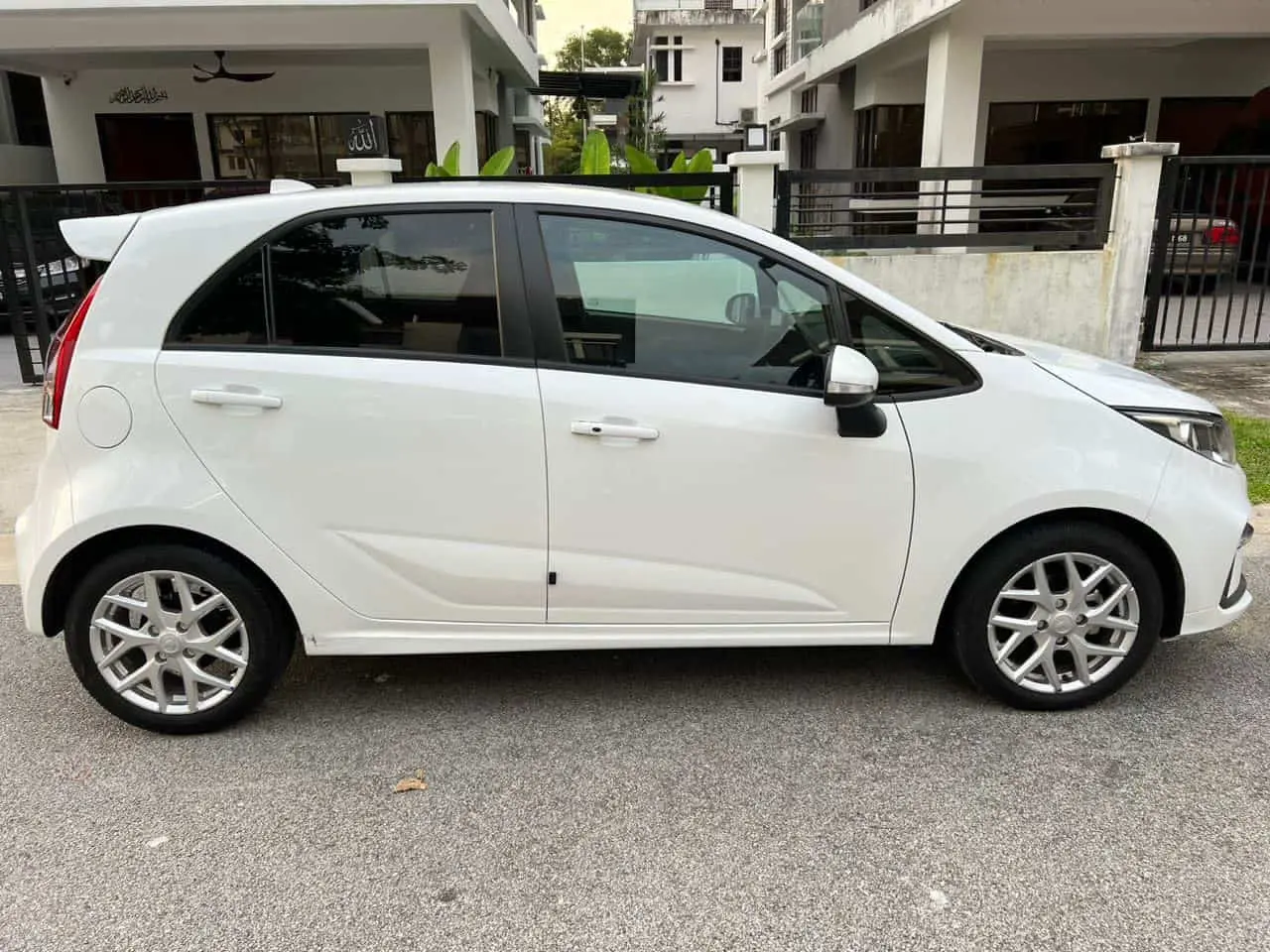 Proton Iriz  Executive