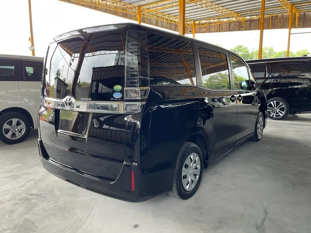 Toyota Voxy/Noah (Mini Vellfire)