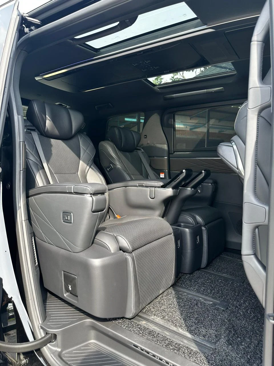 
Vellfire/Alphard AGH40 Executive Lounge full									