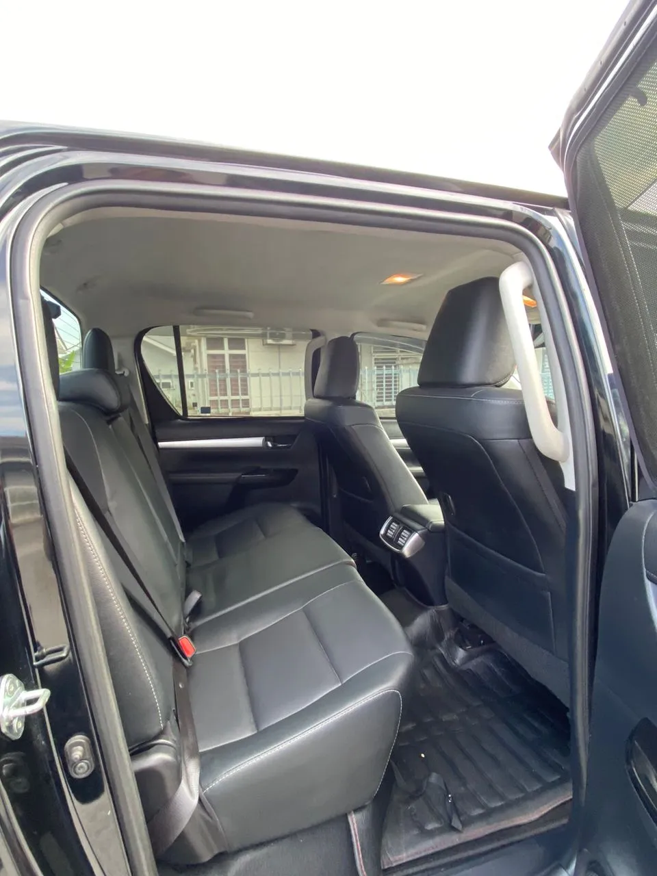 
Toyota Hilux V Spec full									