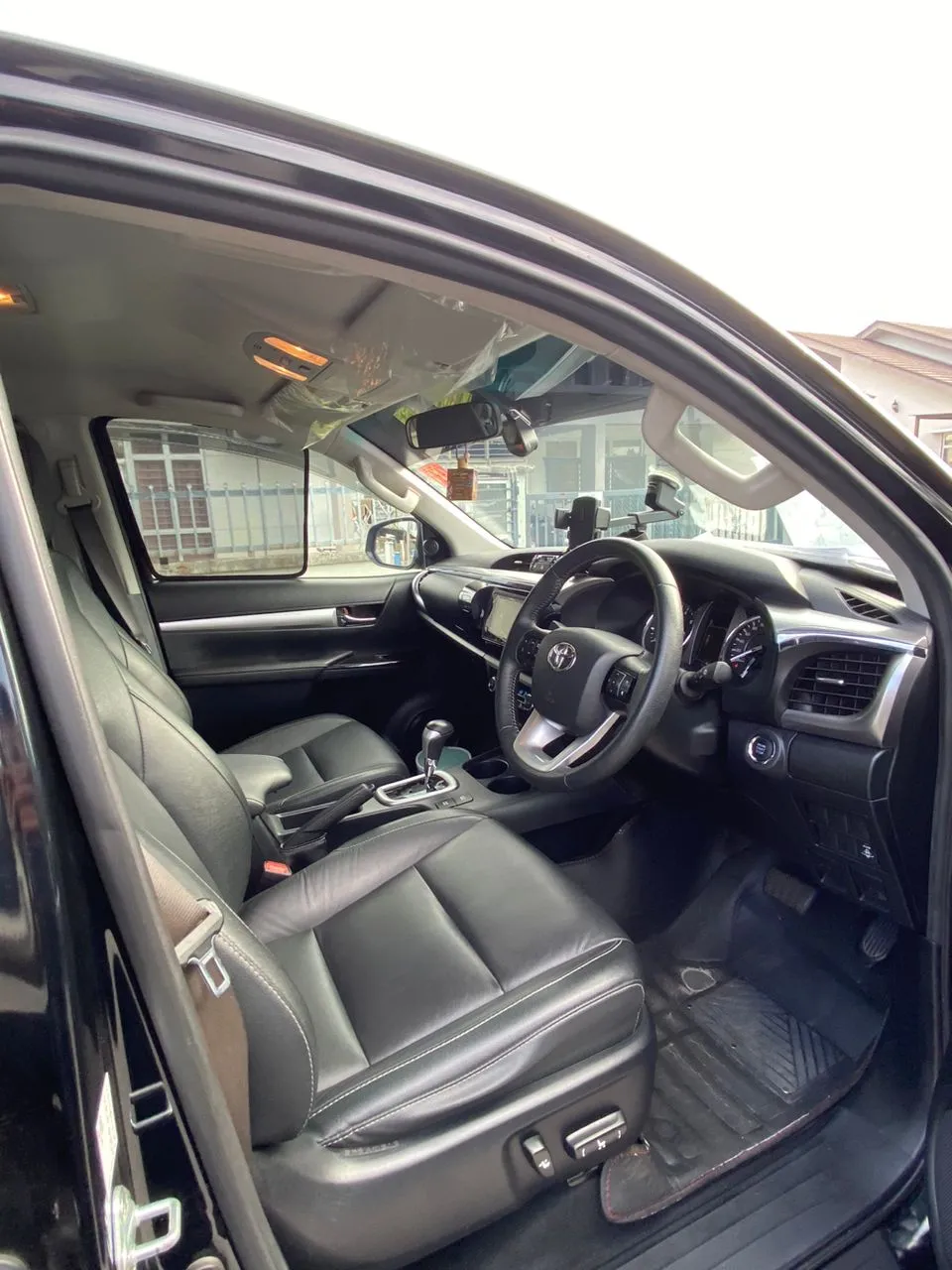 
Toyota Hilux V Spec full									