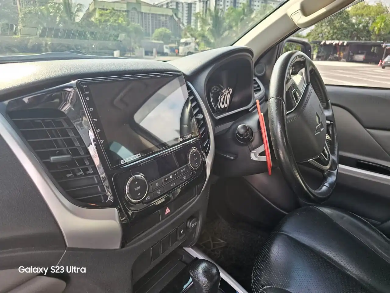 
Toyota Hilux V Spec full									