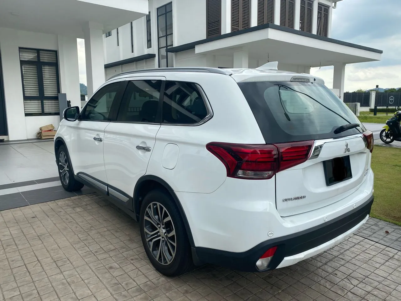 
Mitsubishi Outlander full									