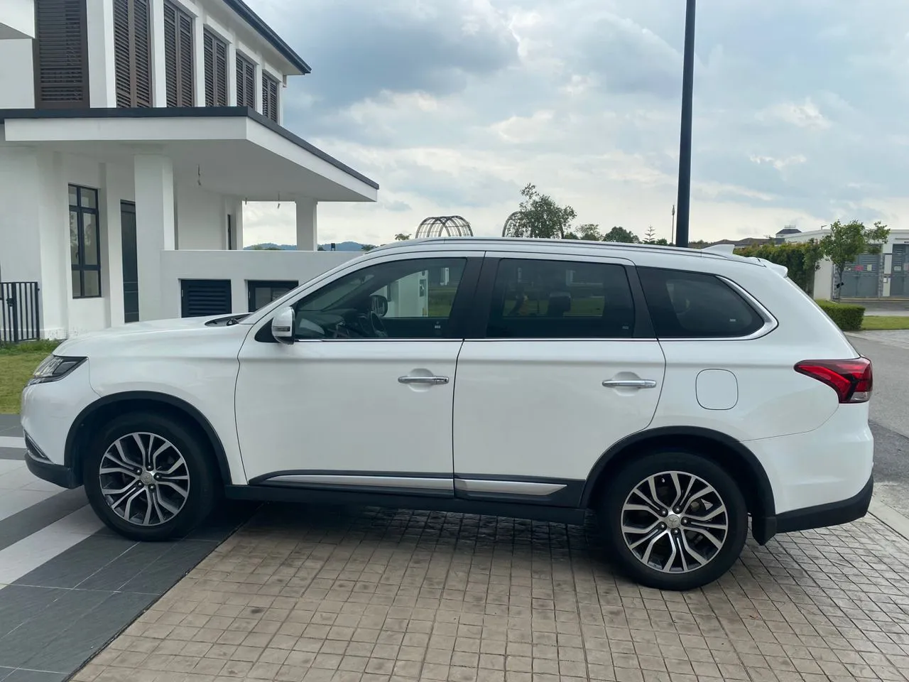 
Mitsubishi Outlander full									
