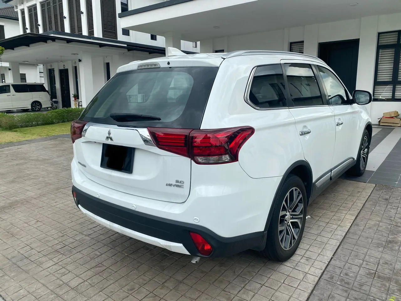 
Mitsubishi Outlander full									