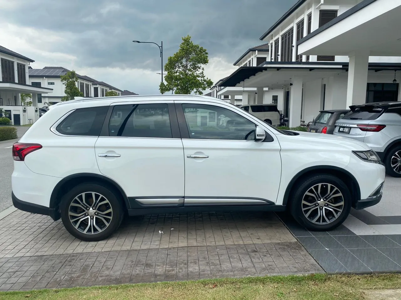 
Mitsubishi Outlander full									